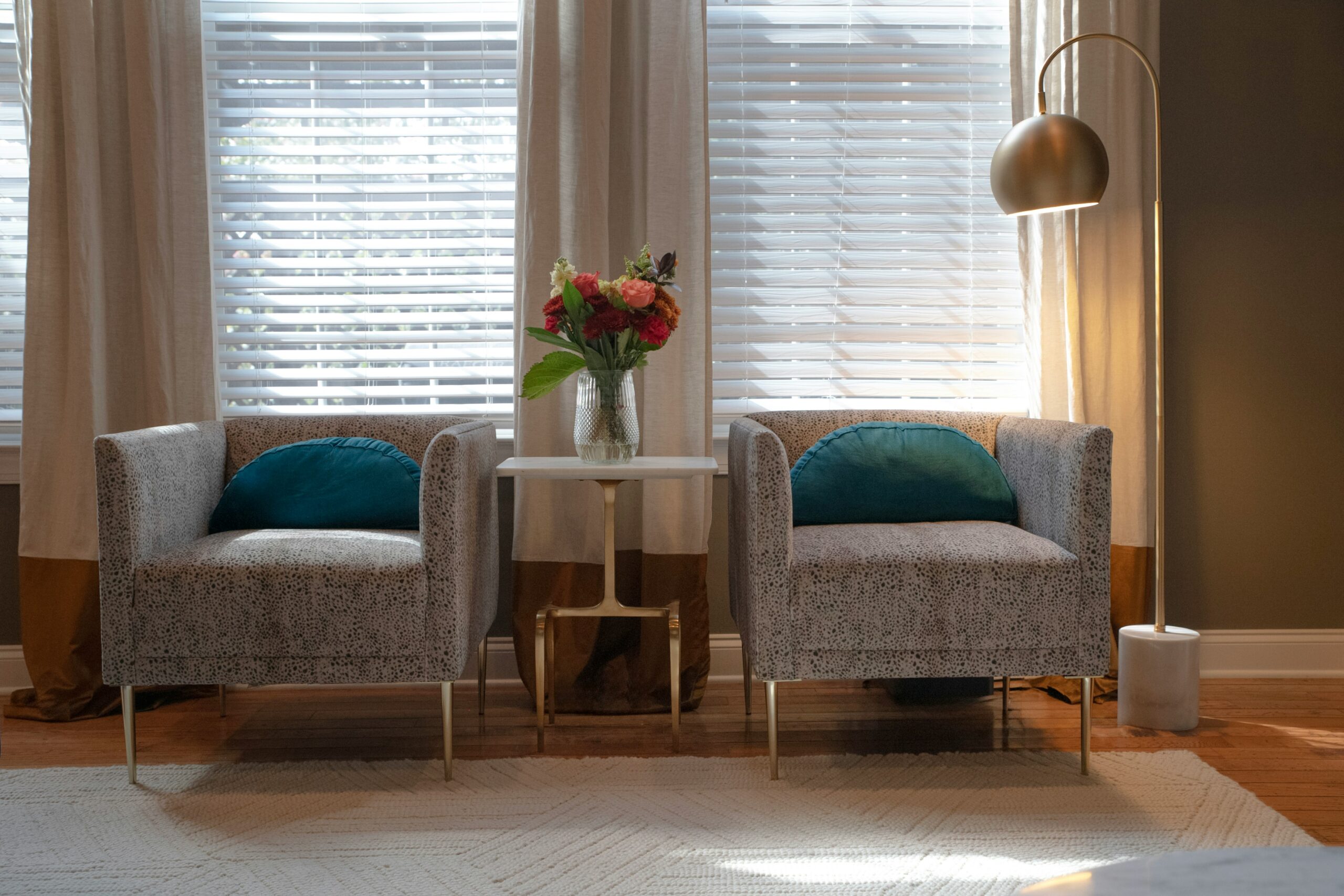 Twee stoelen in een rustige ruimte voor het goede gesprek Kopieer